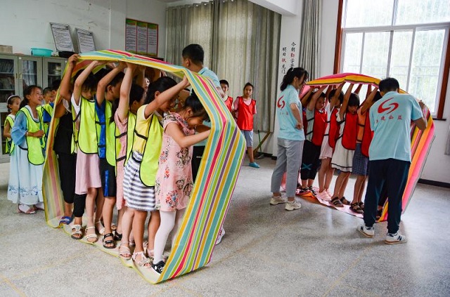 七彩志愿行 青春進(jìn)課堂——記合肥院志愿者團(tuán)隊(duì)走進(jìn)石臺(tái)縣仙寓鎮(zhèn)碧潭村支教活動(dòng)-8-640.jpg 七彩志愿行 青春進(jìn)課堂——記合肥院志愿者團(tuán)隊(duì)走進(jìn)石臺(tái)縣仙寓鎮(zhèn)碧潭村支教活動(dòng)-8-640.jpg